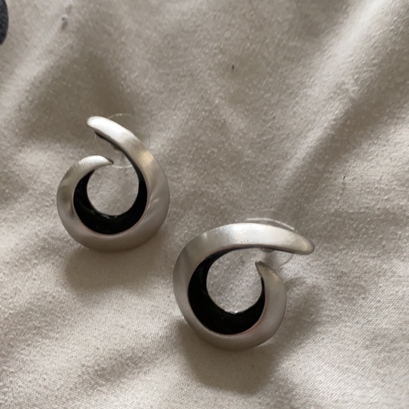 Earings - Picture 2 of 2